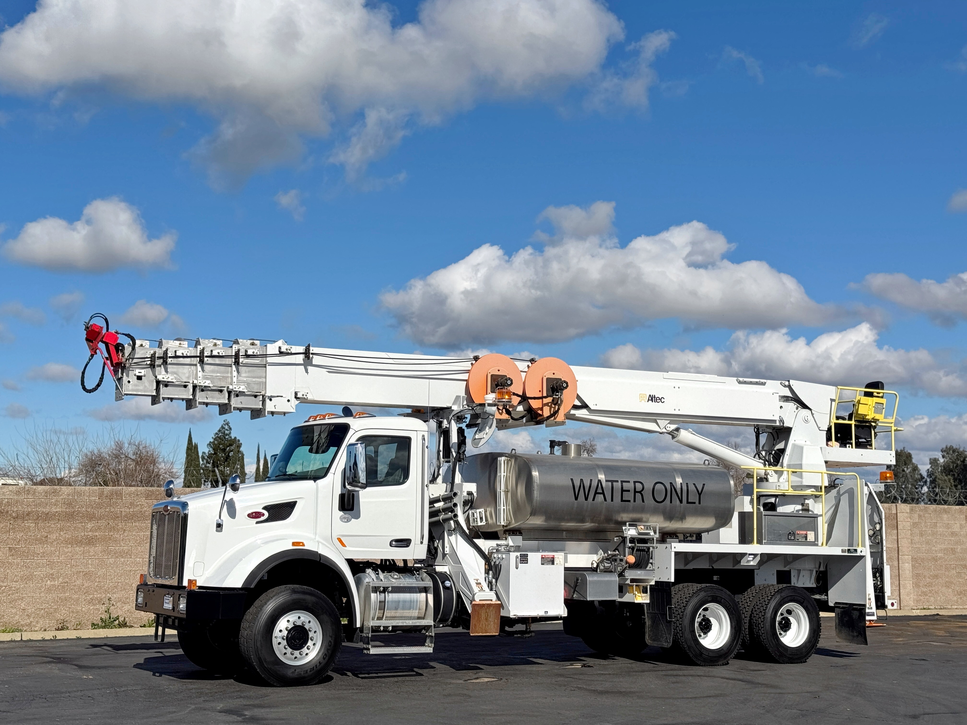 2017-peterbilt-567-6x6-altec-