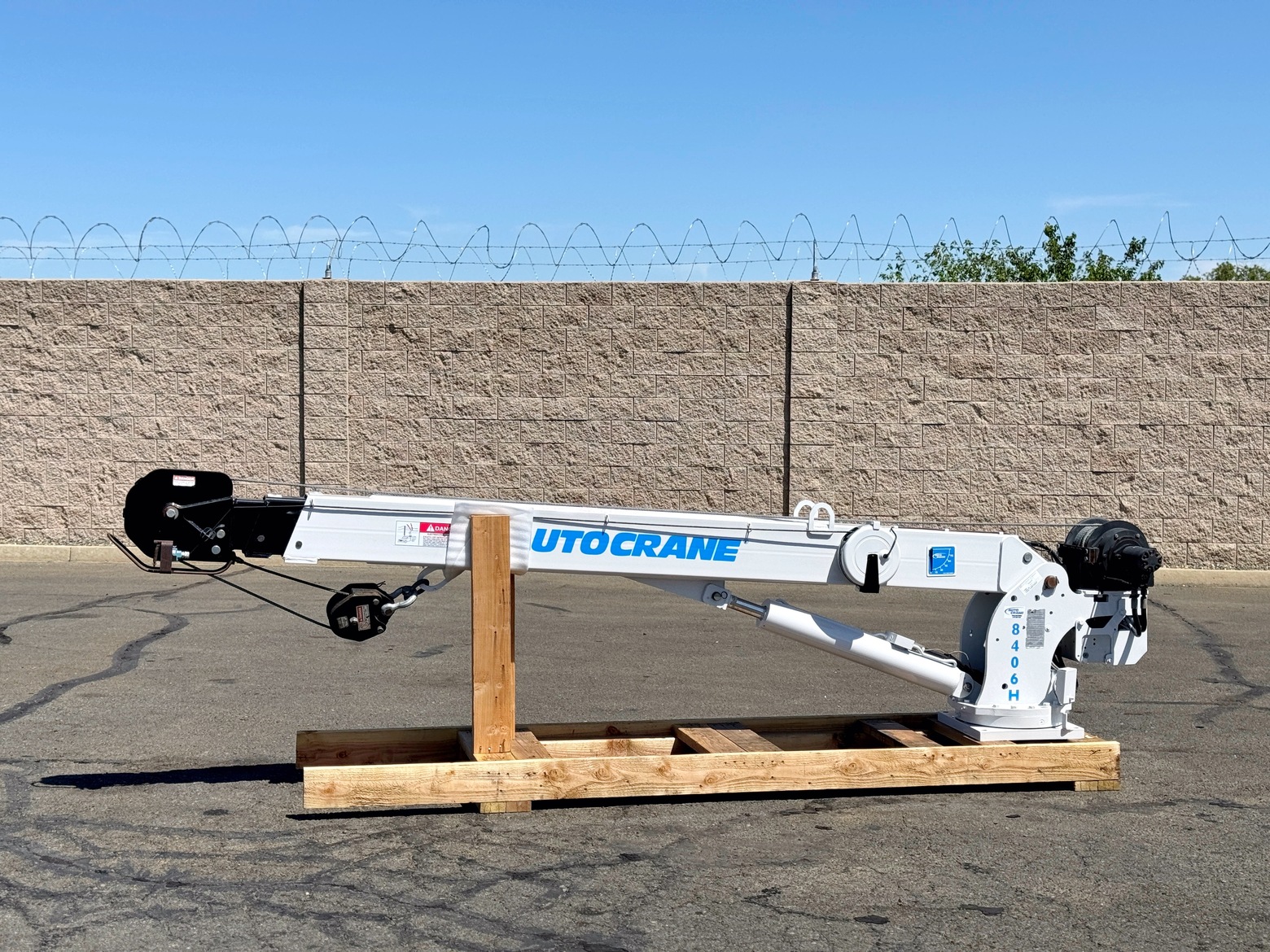 Autocran Auto Crane 8406H Hydraulic Service Crane, 8,400 lbs Lifting Capacity ...
